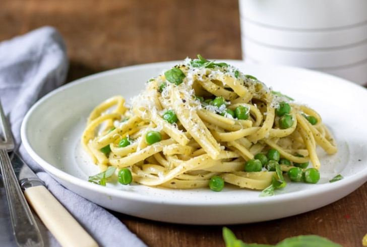 High-Protein Dinner Ideas- Cacio e Pepe Pasta with Peas